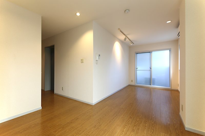 居室・リビング　12帖のLDKは2面採光で明るさ抜群です