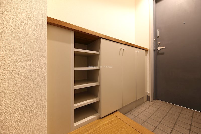 収納　靴以外の収納ができる棚があります