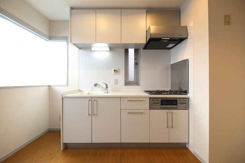 キッチン　前面と側面に窓が設けられたシステムキッチン