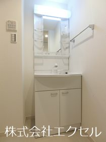 洗面設備　朝に便利な独立洗面台です。