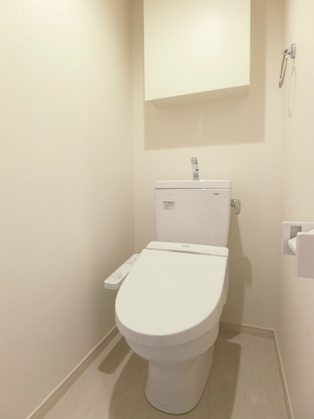 トイレ　嬉しいウォシュレット付きのトイレです。