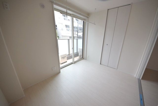 バルコニー　★4.8帖の洋室・白を基調とした明るいお部屋です★