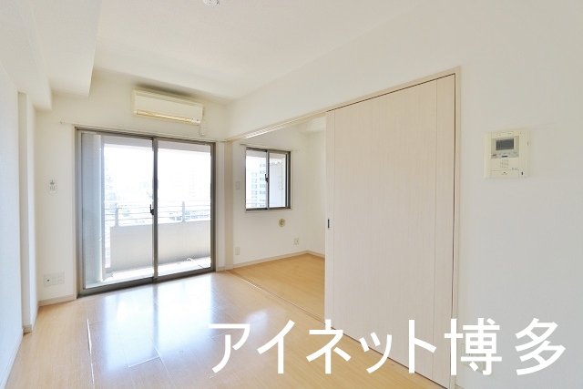 居室・リビング　白を基調とした明るいリビングですね