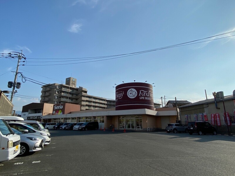 スーパー　フードウェイ前原店（スーパー）まで318m