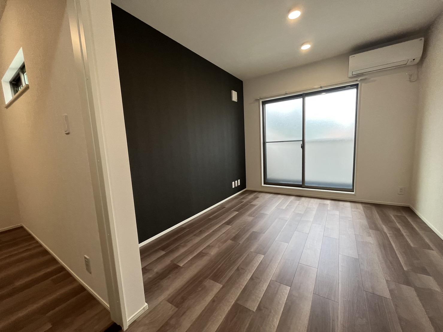 居室・リビング　エアコン付きのゆったりとしたリビング8.7帖♪