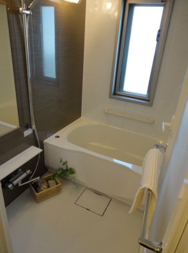 バス・シャワールーム　お風呂にも窓があります。