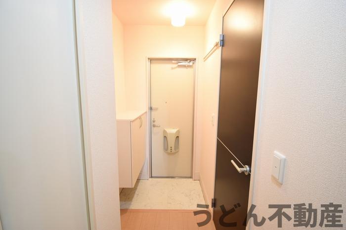 玄関　うどん県のお部屋探しはうどん不動産へ うどんちゃんとLINE