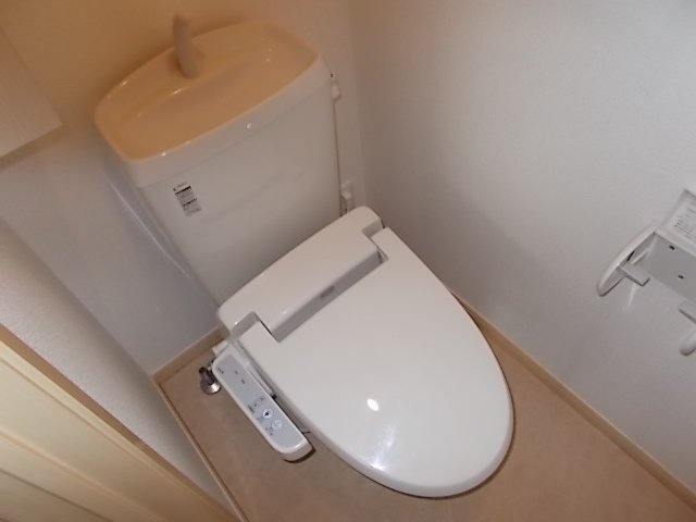 トイレ　落ち着いた色調のトイレです