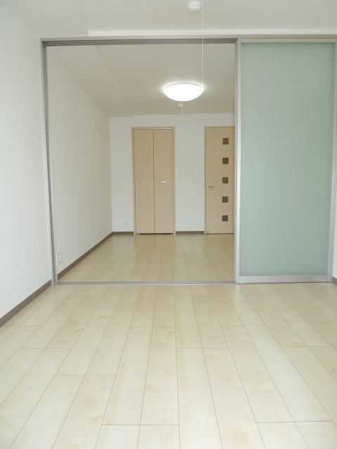 その他部屋・スペース　★明るい色目のフローリングを採用★