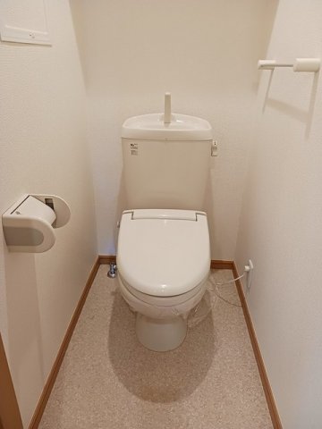 トイレ　落ち着いた色調のトイレです