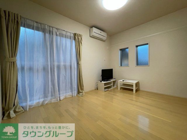 居室・リビング　角部屋のみ側面に窓あり。
