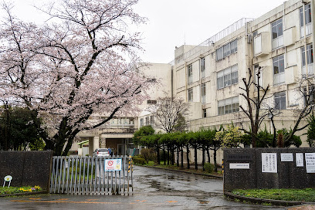 中学校　多摩市立多摩中学校（中学校）まで935m