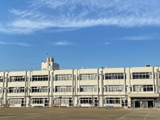 小学校　多摩市立連光寺小学校（小学校）まで608m