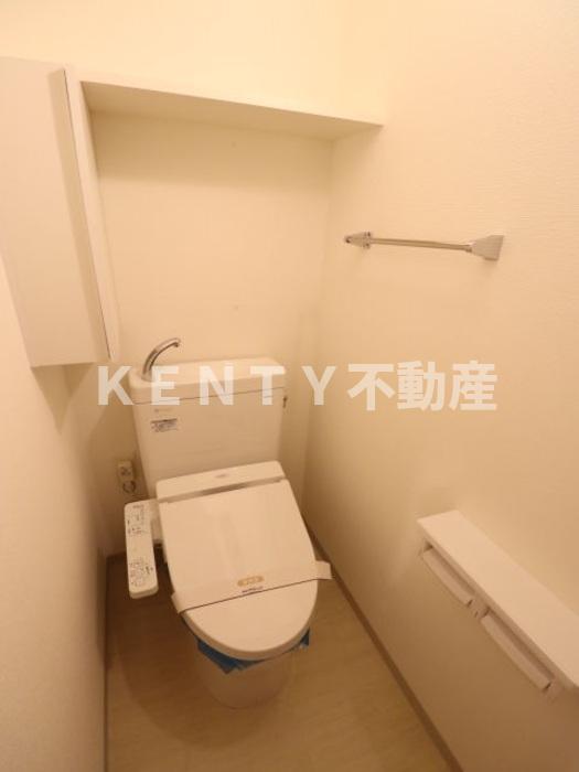 トイレ　落ち着いた色調のトイレです