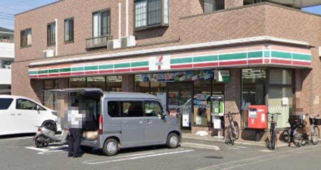 コンビニ　セブンイレブン鳩ケ谷里店（コンビニ）まで230m