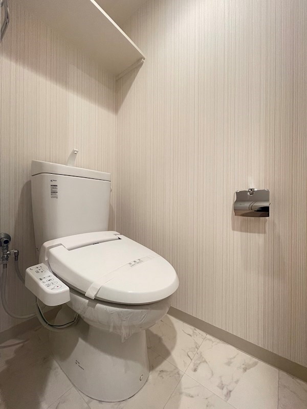 トイレ　落ち着いた色調のトイレです