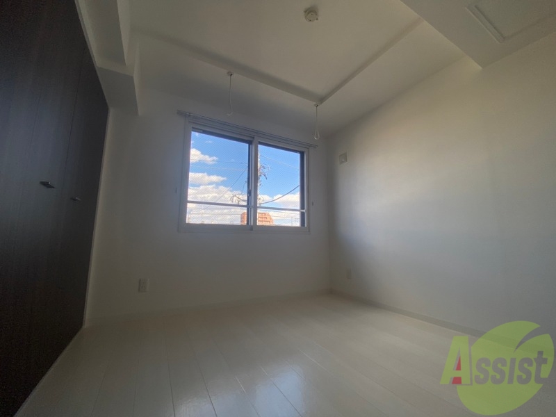 その他部屋・スペース　寝室はこちらです。光が差し込む、温かみのあるお部屋です。