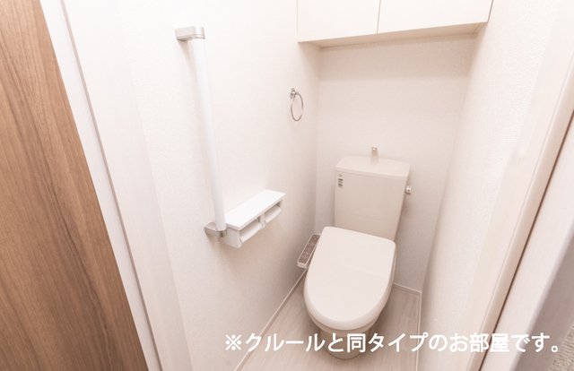 トイレ　落ち着いた色調のトイレです