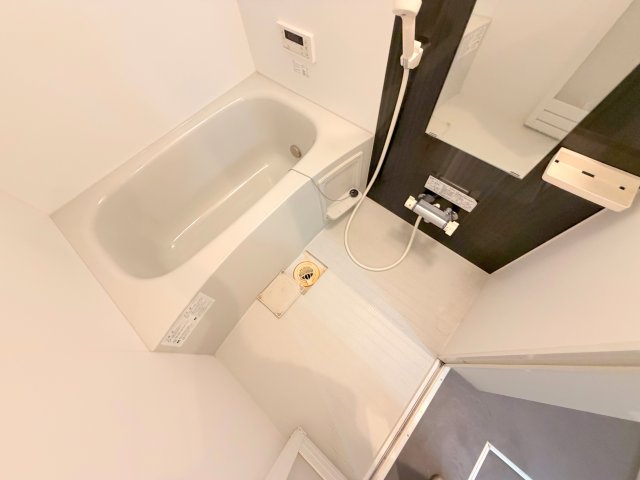 バス・シャワールーム　広めのお風呂は一日の疲れを癒してくれます。