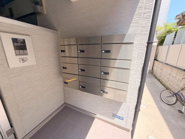 ロビー　ロビーにある各部屋毎のメールボックス。
