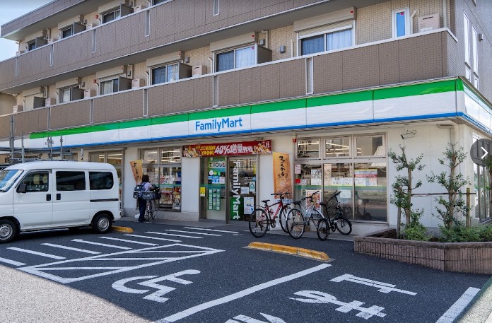 コンビニ　ファミリーマート北区豊島七丁目店（コンビニ）まで194m