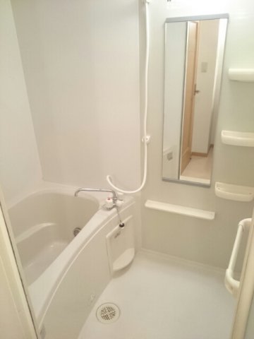 バス・シャワールーム　落ち着いた空間のお風呂です