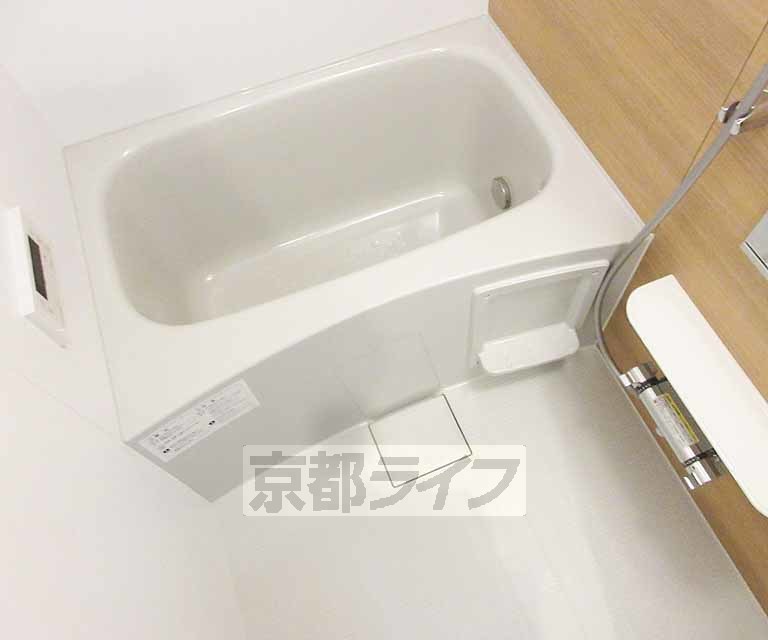 キッチン　ゆったり快適に入浴できる広いバスルームです