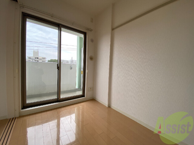 その他部屋・スペース　別の角度から洋室を撮影しました。日射しがあり明るい印象。