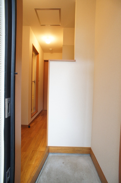 玄関　玄関には下駄箱があるのでスッキリとした空間を保てます！