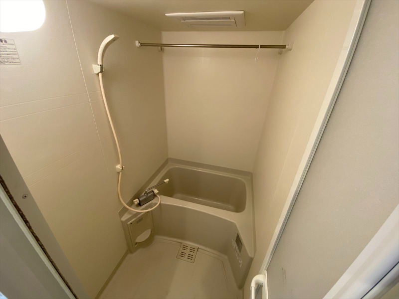 バス・シャワールーム　清潔感のあるバスルーム