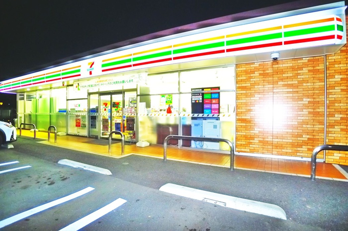 コンビニ　セブンイレブン（コンビニ）まで135m