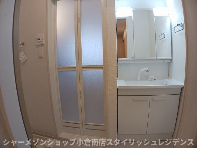 洗面設備　明るい洗面所です