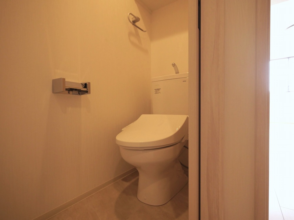 トイレ　落ち着いた色調のトイレです