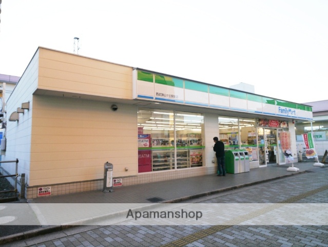 コンビニ　ファミリーマート西武狭山ケ丘駅前店（コンビニ）まで261m