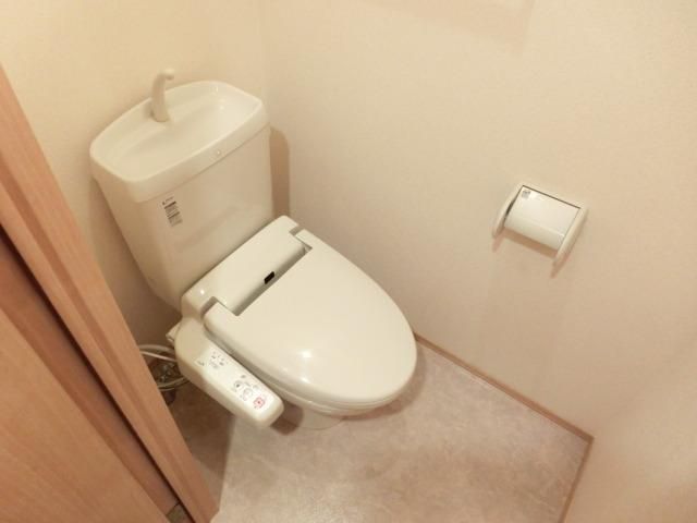 トイレ　温水洗浄便座付です