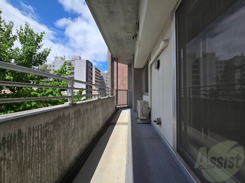 バルコニー　寝室はこちらです。光が差し込む、温かみのあるお部屋です。