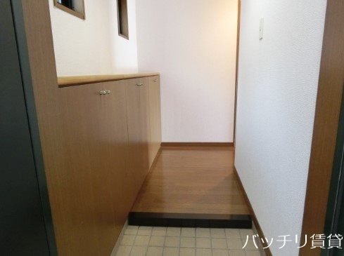 玄関　※同型タイプ写真の為、現状優先。