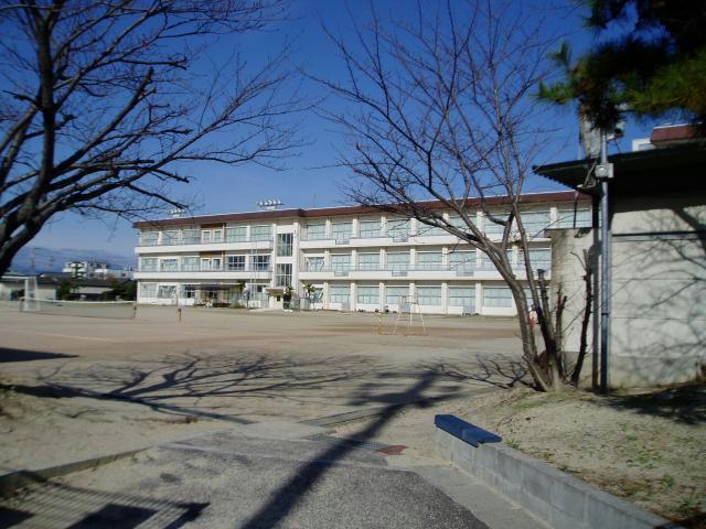 中学校　四日市市立楠中学校（中学校）まで513m
