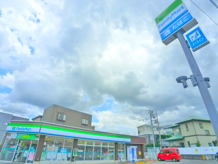 コンビニ　ファミリーマート（コンビニ）まで410m
