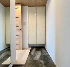玄関　※別部屋の参考写真です。