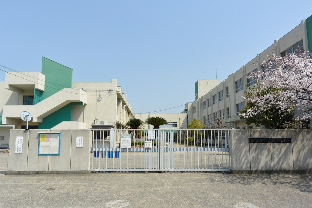 小学校　枚方市立平野小学校（小学校）まで306m