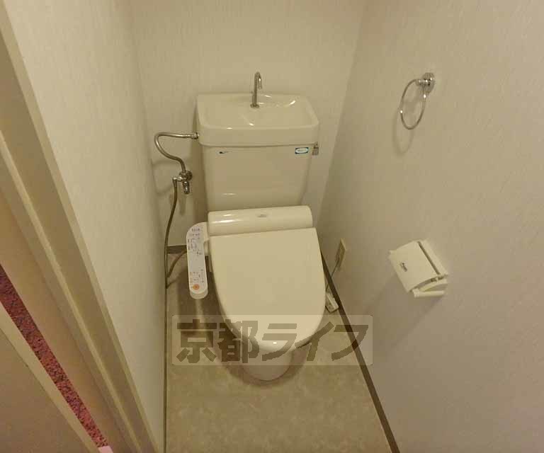 トイレ　ウォシュレット付きでゆったりしたトイレです