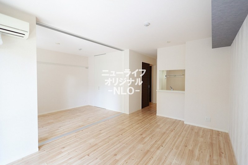 居室・リビング　白を基調とした明るいお部屋で、インテリアが映えます！