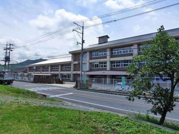 中学校　久世中学校（中学校）まで900m