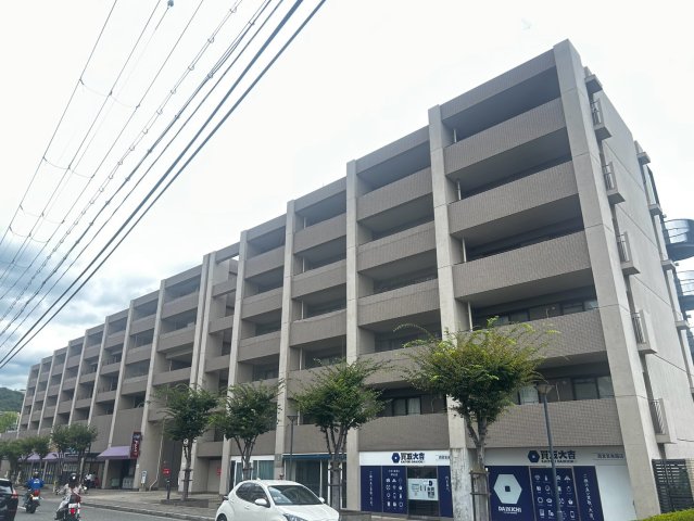 白鷹苦楽園マンションの外観写真