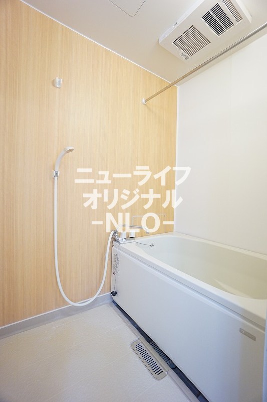 バス・シャワールーム　ゆったり浸かれる大きさの浴槽☆追い焚き機能付き☆
