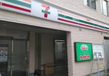 コンビニ　セブンイレブン横浜京急生麦駅前店（コンビニ）まで720m
