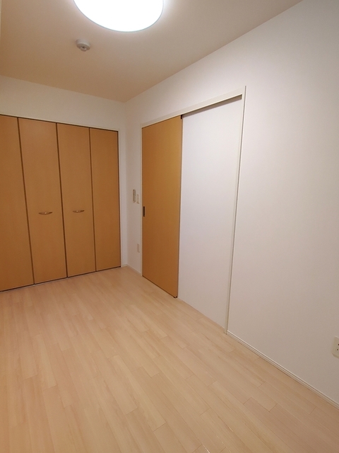その他部屋・スペース　洋室４．８帖※照明は設備ではございません
