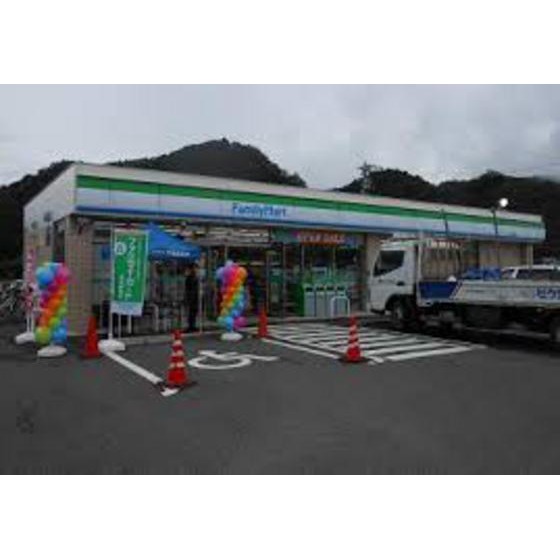 コンビニ　ファミリーマート津一志庄村店（コンビニ）まで584m