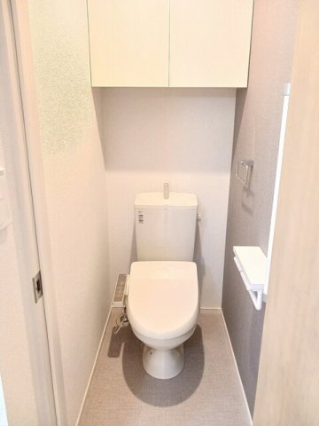 トイレ　落ち着いた色調のトイレです